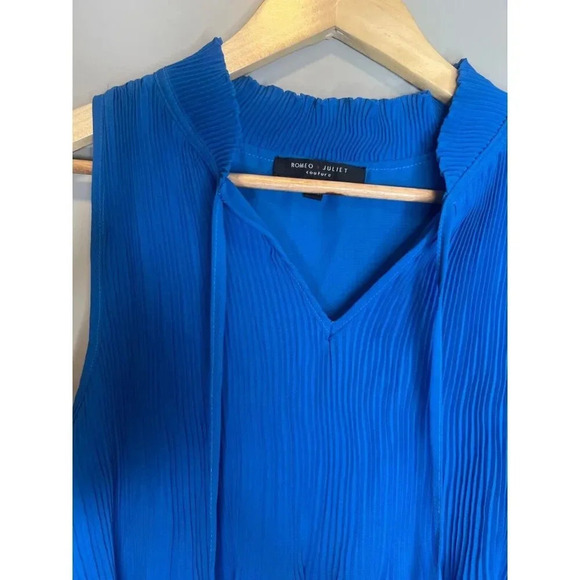 Romeo Juliet sleeveless blue pleated blouse top shirt sz Medium pullover v neck - Picture 2 of 6